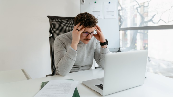 El estrés crónico que afecta el cerebro también es un factor de riesgo cardíaco. Foto: Pexels