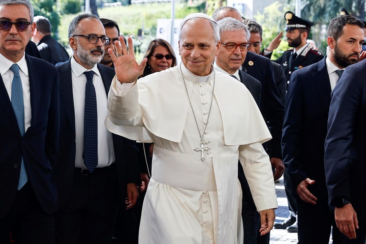 La llegada de el papa León XIV  al Hospital Universitario Agostino Gemelli de Roma, donde el equipo médico lo espera para una intervención quirúrgica pulmonar programada con el fin de extirpar un pequeño nódulo. Foto: EFE