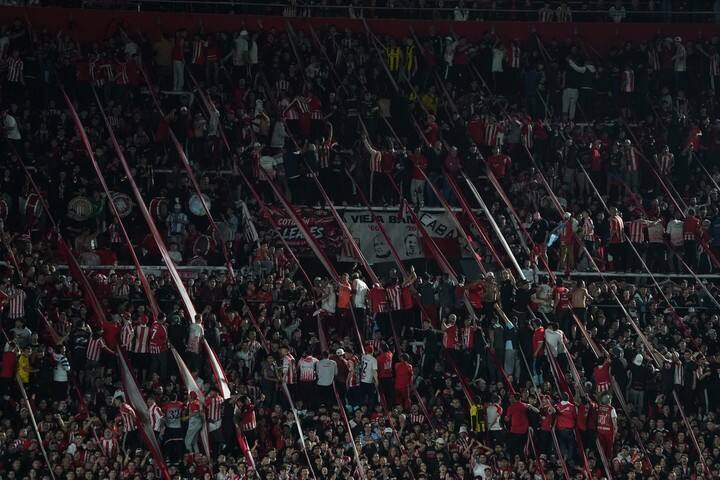 Hinchas de Estudiantes en el partido frente a Flamengo. Foto Juano Tesone - FTP CLARIN