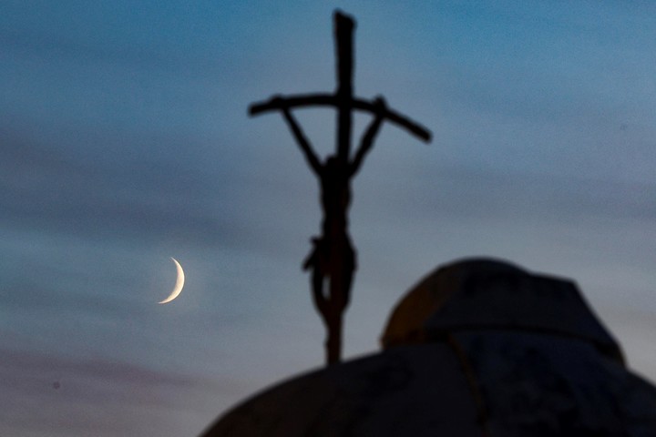 La estatua del papa Juan Pablo II se alza frente al Hospital Universitario Agostino Gemelli, donde se encuentra ingresado el papa León XIV, en Roma. Foto EFE