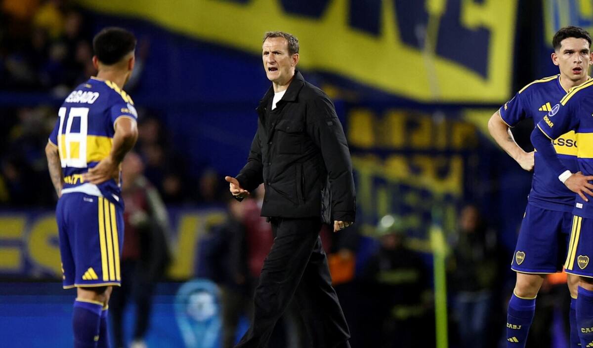 El Vasco pasa por delante de sus jugadores y les da ánimo (Reuters).