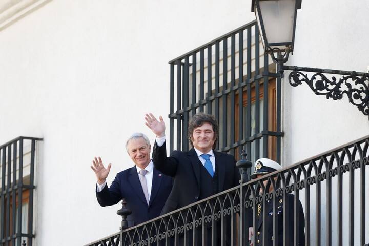 José Antonio Kast y Javier Milei en el Palacio de la Moneda en Santiago de Chile. Foto EFE