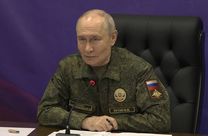 Putin, hablando durante una visita a un puesto de mando auxiliar del Grupo Conjunto de las Fuerzas Rusas. Foto EFE