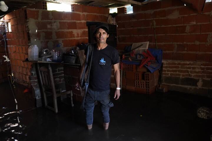 Roberto Alcaraz tiene que mudarse antes de que el río se lleve todo lo que tiene en su casa. Foto: Fernando de la Orden/enviado especial.