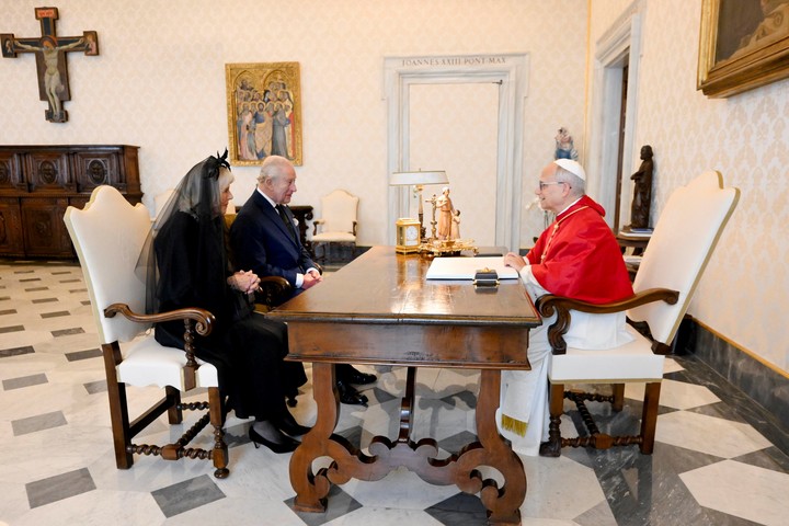 El rey Carlos III y la reina Camila durante la visita que le hicieron a León XIV en 2025.