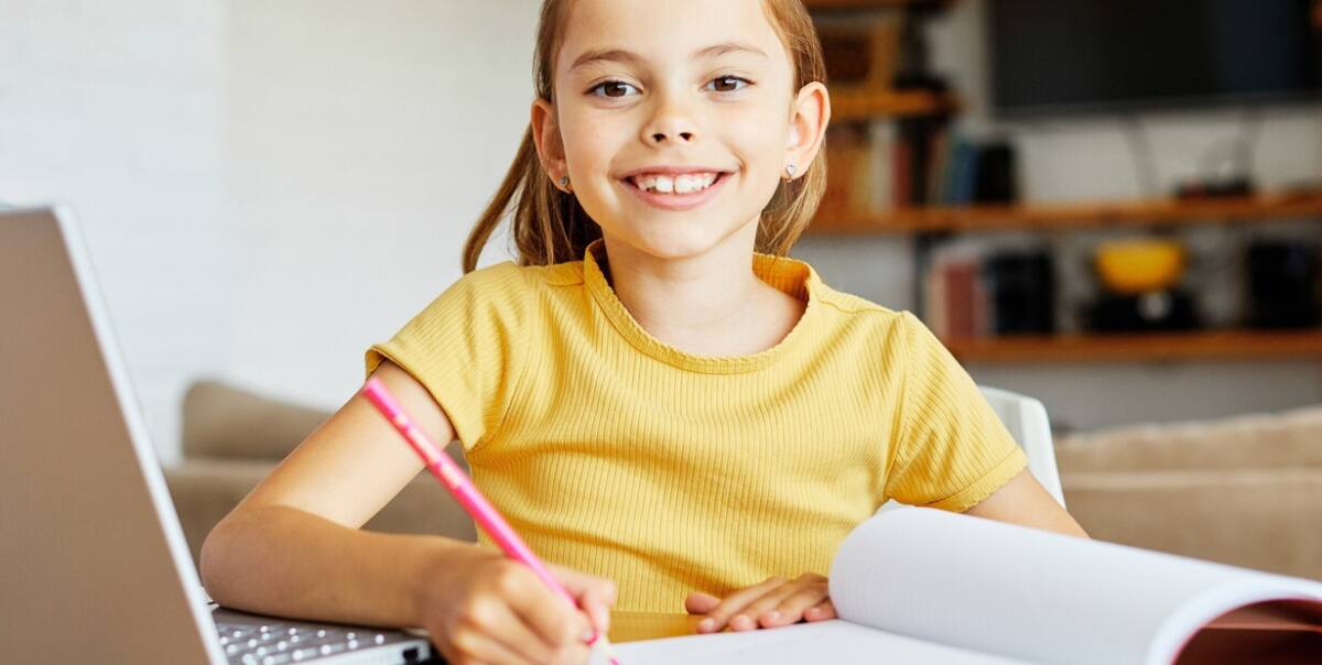 Escribir a mano y en un teclado son prácticas que ponen en juego habilidades diferentes. Foto: Shutterstock.