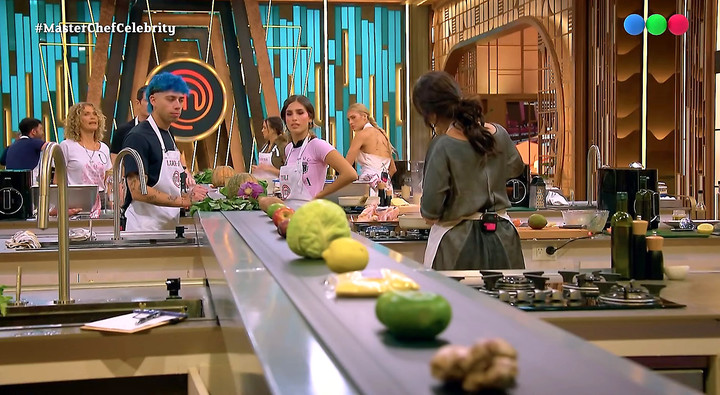 Luck Ra y Julieta Poggio viendo pasar los alimentos por la cinta transportadora: si elegían algo debían usarlo en su preparación sí o sí.