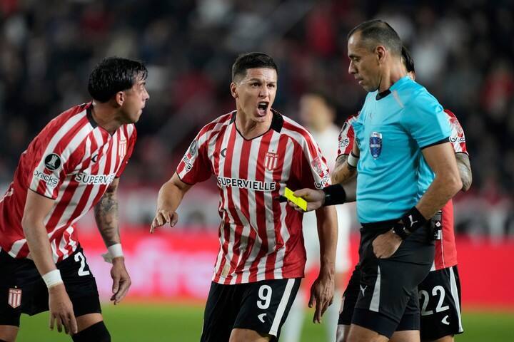 La calentura de Guido Carrillo con el árbitro Juan Benitez (AP)