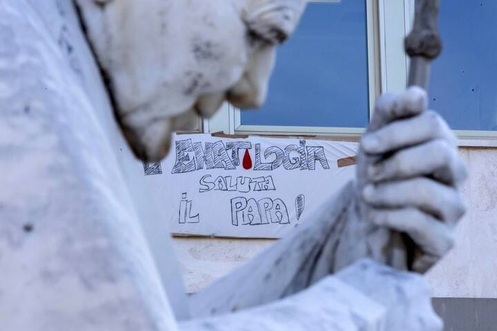 Un saludo de Hematologia para el Papa en el Gemelli. Foto: EFE