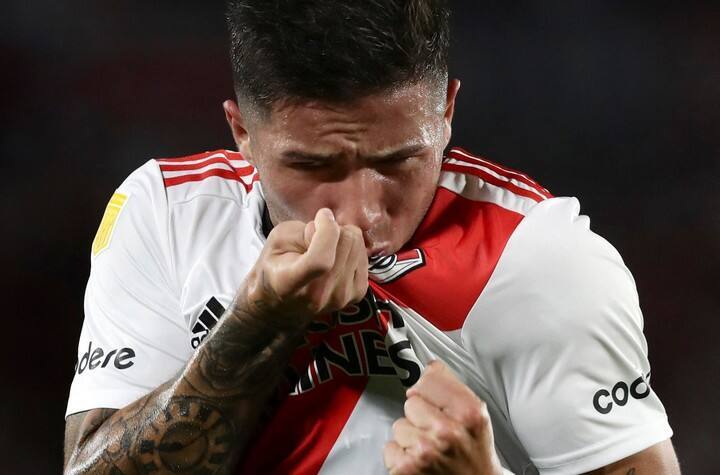 Enzo Fernández besando el escudo de River (Alejandro Pagni).