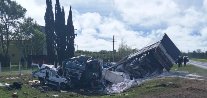Un camión chocó a un caballo en la ruta, se cruzó de carril e impactó contra una camioneta, en Rosario del Tala, Entre Ríos: tres muertos.