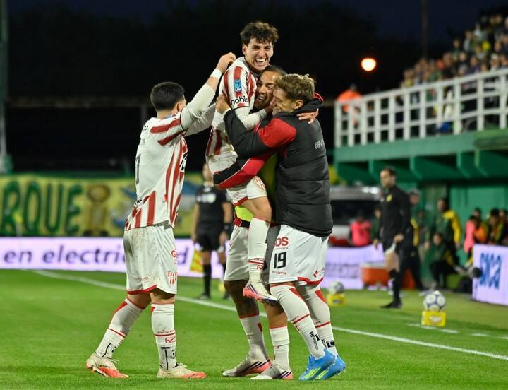 El festejo por el gol de Lázaro para Instituto (Fotobaires).