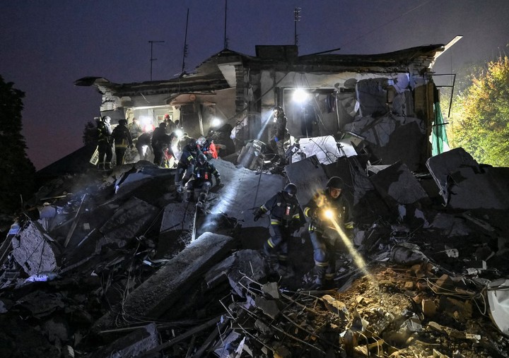 Equipos de rescate en el lugar donde se produjo un ataque aéreo en Zaporizhzhia (Ucrania), el sábado. Foto: Reuters