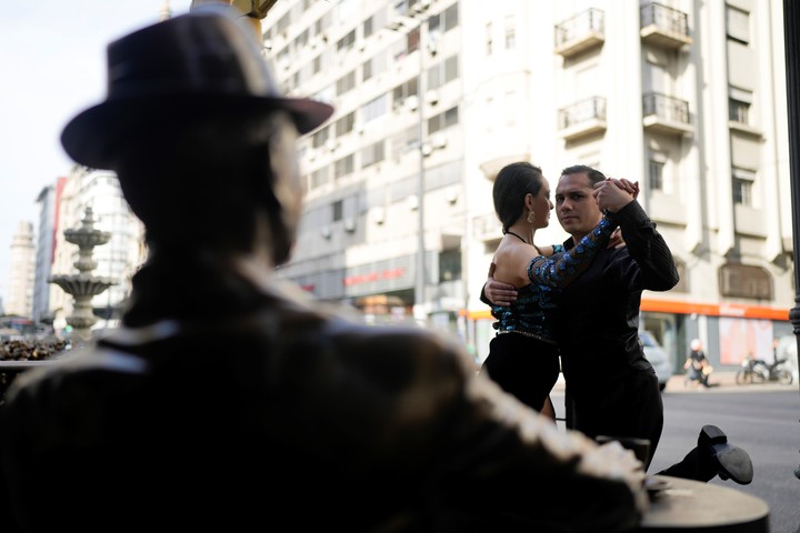 Estatua de Carlos Gardel en Montevideo, Uruguay. Foto AP Photo/Natacha Pisarenko)
