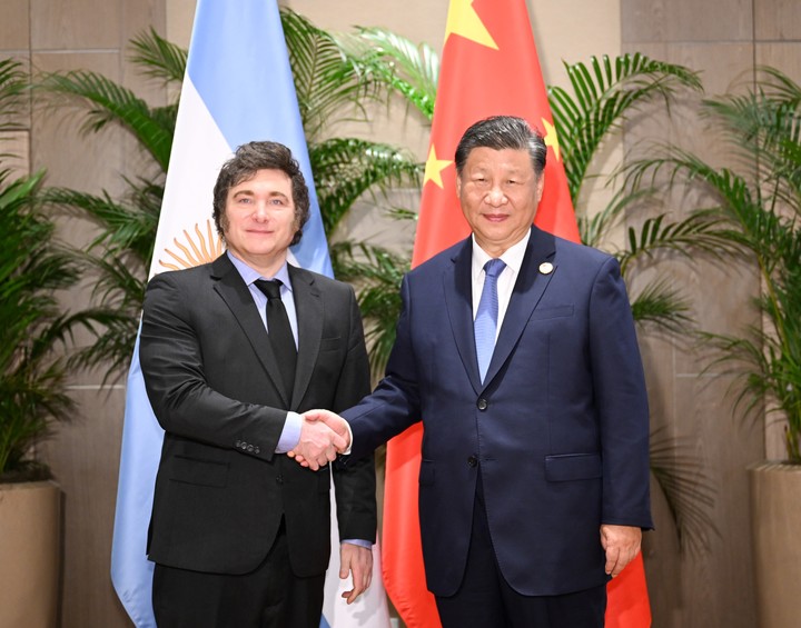 El 19 noviembre de 2024 el presidente chino, Xi Jinping, se reúne con el presidente argentino, Javier Milei, al margen de la Cumbre de Líderes del G20, en Río de Janeiro, Brasil.