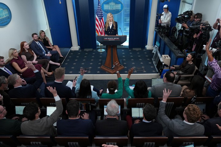 Katie Zacharia durante su primera rueda de prensa. Foto: AP