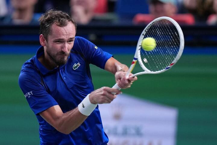 Medvedev la peleó y avanzó a la semi en China. (AP Photo/Andy Wong)