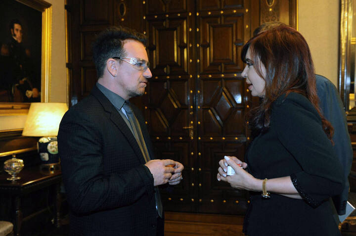 Bono y Cristina Fernández de Kirchner en 2011, antes del show de U2 en La Plata. Foto: AFP.