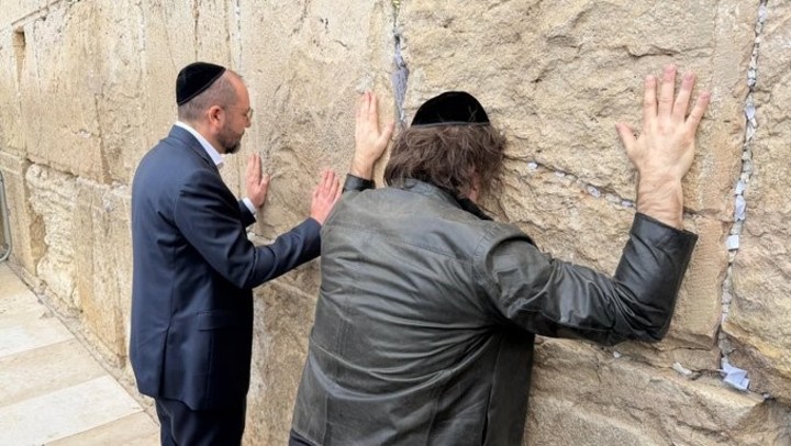 Javier Milei visitó el Muro de los Lamentos en Israel en su primer viaje a ese país.