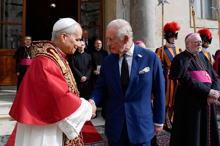 El papa León XIV junto al rey Carlos III de Inglaterra.