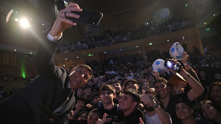 La selfie que no podía faltar entre Zanetti y los chicos en el auditorio lleno de La Usina del Arte.