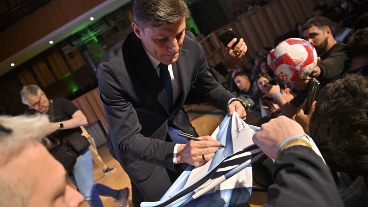 Pupi Zanetti firmando una camiseta de la Selección al término de su exposición en el Olé Summit.