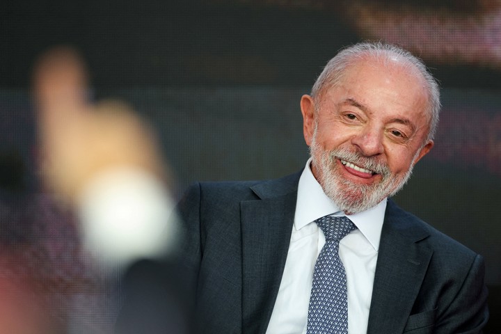 Lula da Silva impulsó el proyecto de la reducción de la jornada laboral en Brasil que aprobó este miércoles el Senado. Foto: Reuters