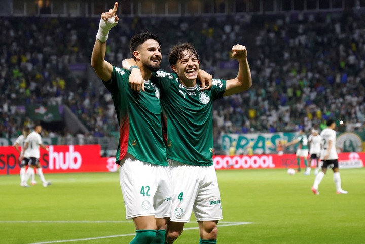 Agustin Giay, autor de un doblete, y Jose Lopez, la dupla argentina del Palmeiras (REUTERS).