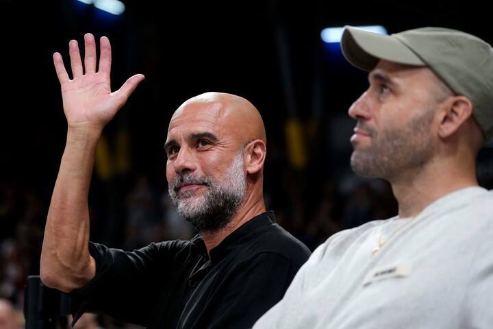 Pep Guardiola, ovacionado en Barcelona. (EFE)