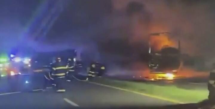Un hombre murió tras el choque y el incendio de dos camiones