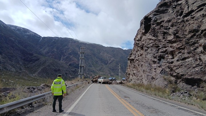 El desprendimiento de piedras en la Ruta 7 ocasionó varias horas de demora. Foto GNA