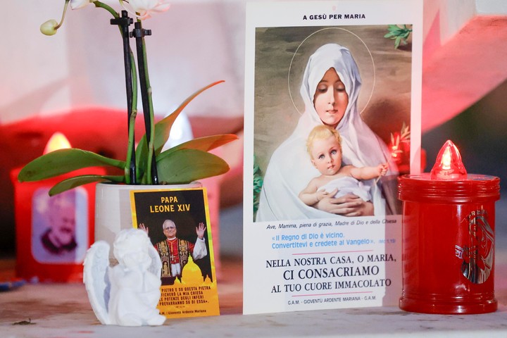 Velas y flores ante la estatua de Juan Pablo II, situada frente al Hospital Agostino Gemelli de Roma (Italia). Foto ANSA