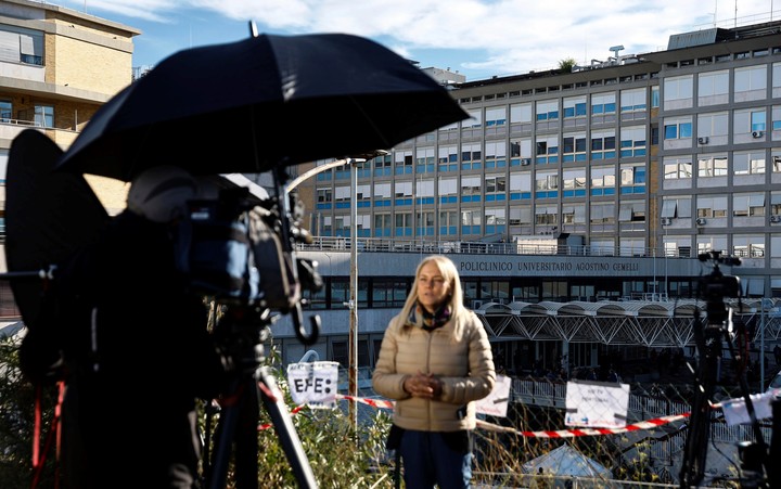 Representantes de los medios de comunicación se reúnen frente al Hospital Universitario Agostino Gemelli. Foto: EFE