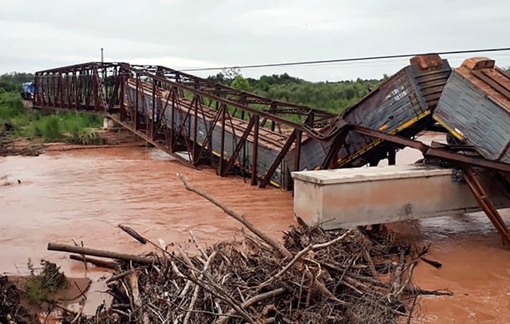 Un puente destruido del Belgrano Cargas sobre el río Colorado, cerca de Pichanal, Salta, en 2018. Foto: AFP