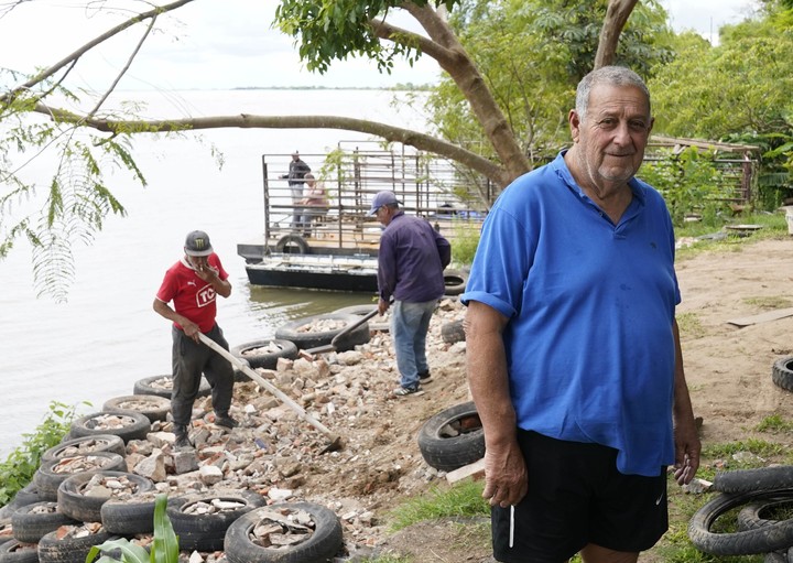 Carlos expresó su preocupación ante el avance lento pero sostenido del Paraná.
Foto: Fernando de la Orden