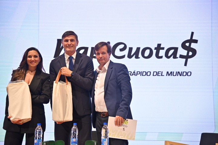Javier Zanietti con la periodista Verónica Brunati y Diego Macías, subdirector de Olé.