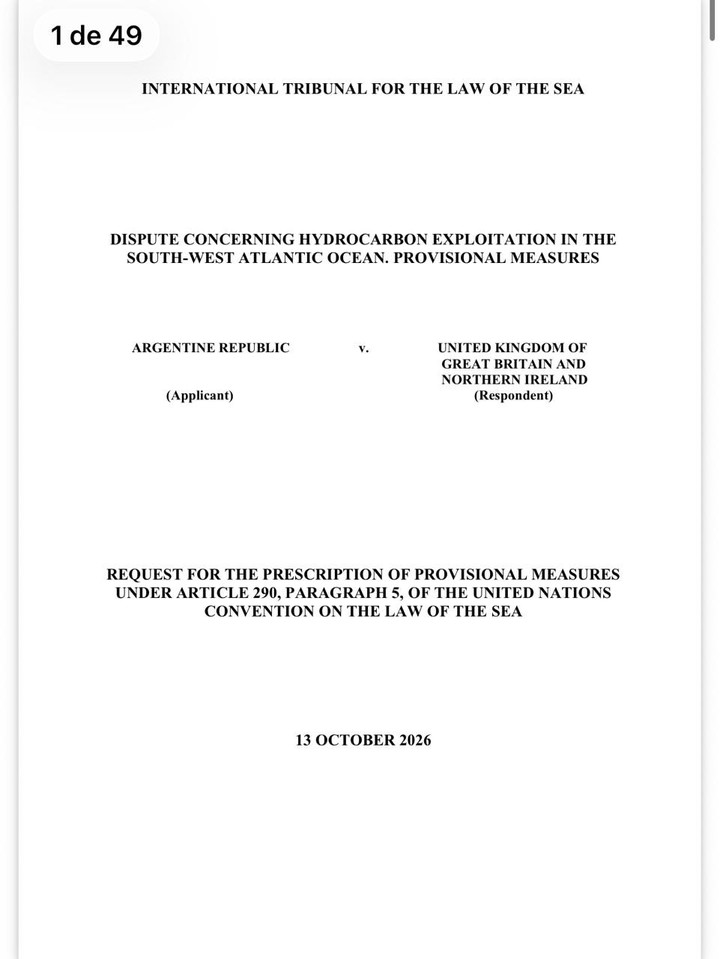Fotografía del documento de presentación del pedido de Argentina al Tribunal Internacional del Derecho del Mar para que ordene al Reino Unido que frene sus actividades hidrocarburíferas en las Islas Malvinas, Georgias y Sandwich del Sur