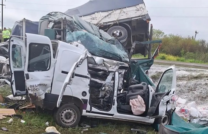 Tres muertos por un choque entre una Citroën Berlingo y un camión Scania en Rosario del Tala (Entre Ríos). Foto El Once