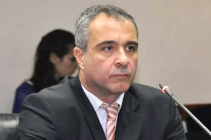 Juez de Zárate-Campana, Adrian Gonzalez Charvay